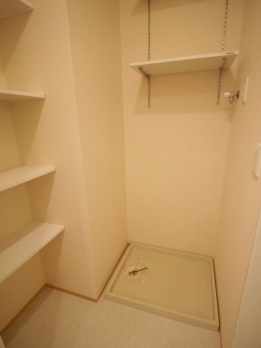 物件内観写真18　(洗濯機置場)