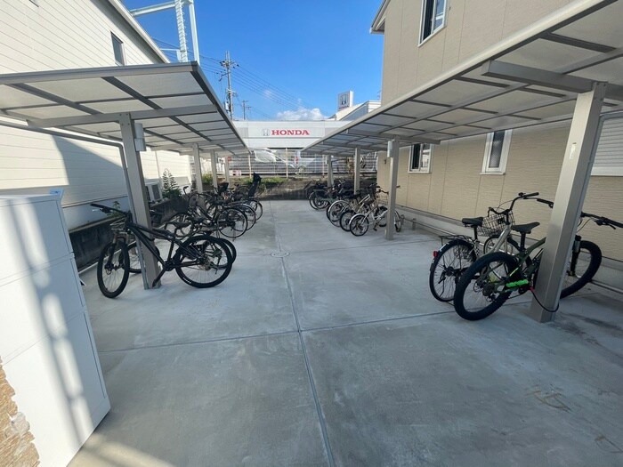 物件外観写真3　(駐輪場)