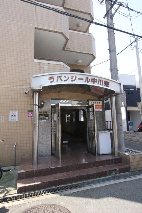 物件外観写真2　(エントランス部分)