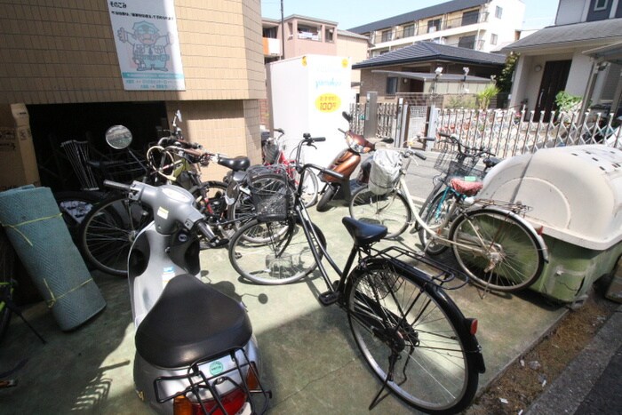 物件外観写真3　(駐輪場)