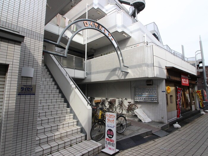 物件外観写真2　(エントランス部分)