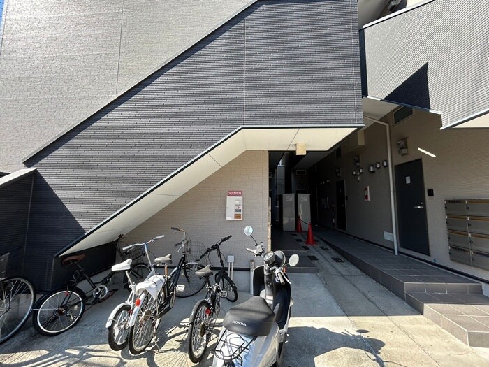 物件外観写真4　(エントランス部分)