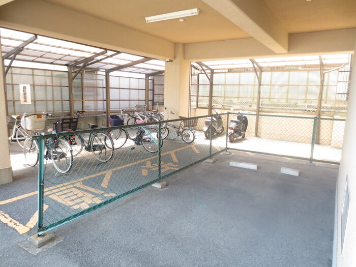 物件外観写真3　(駐輪場)