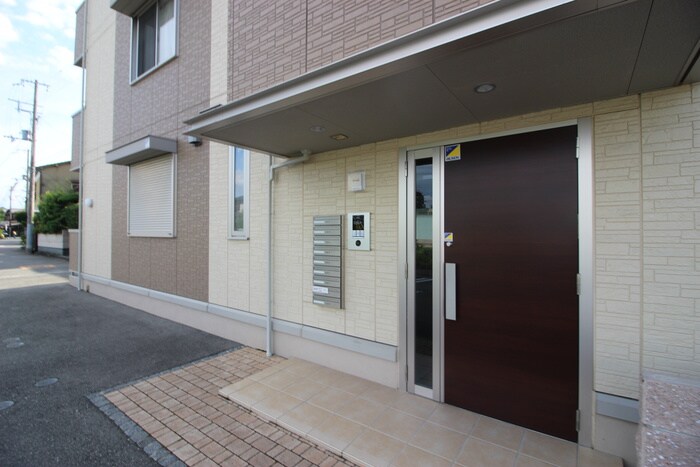 物件外観写真2　(エントランス部分)