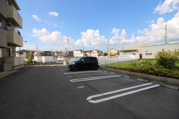 物件外観写真3　(駐車場)