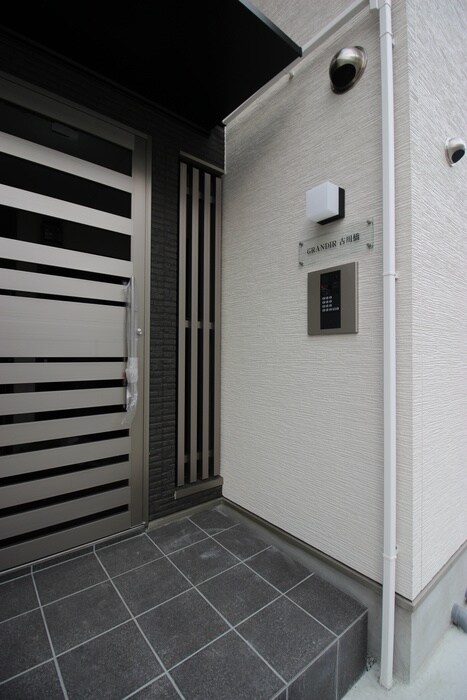 物件外観写真4　(エントランス部分)