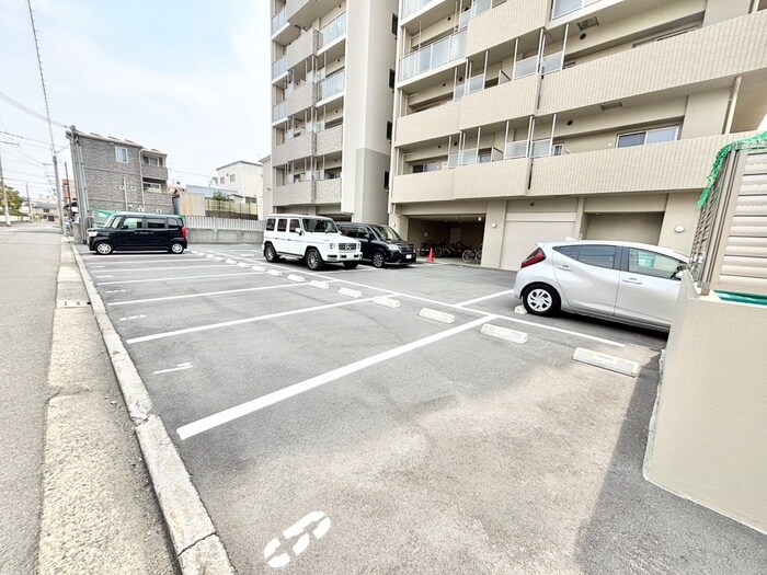 物件外観写真2　(駐車場)
