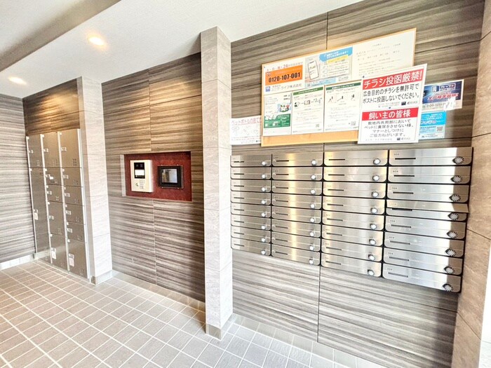 物件外観写真6　(エントランス部分)