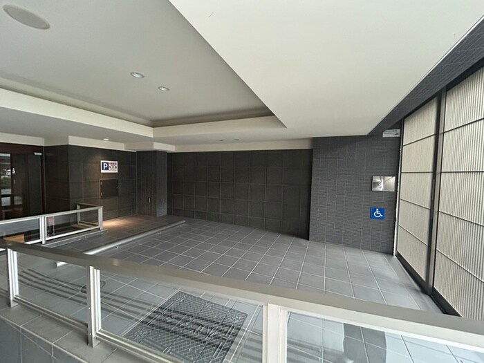 物件外観写真2　(エントランス部分)