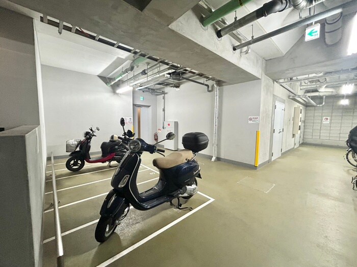 物件外観写真6　(バイク置き場)