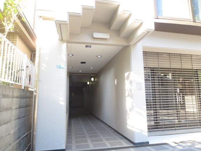 物件外観写真3　(エントランス部分)