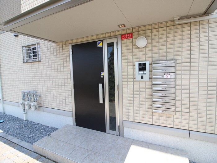 物件外観写真4　(エントランス部分)