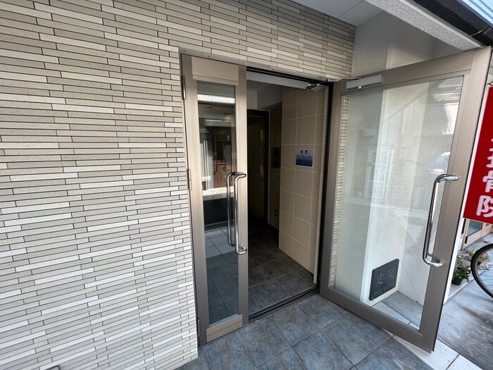 物件外観写真2　(エントランス部分)