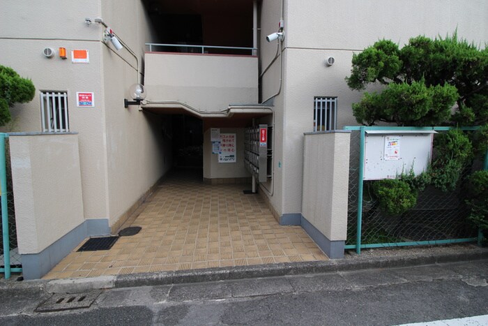 物件外観写真3　(エントランス部分)