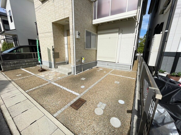 物件外観写真4　(駐車場)