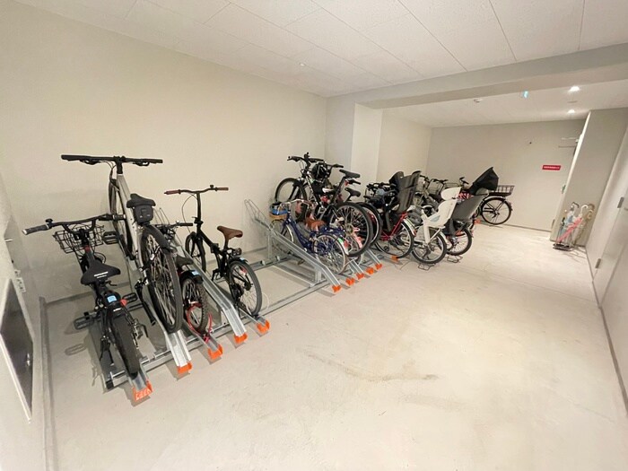 物件外観写真4　(駐輪場)