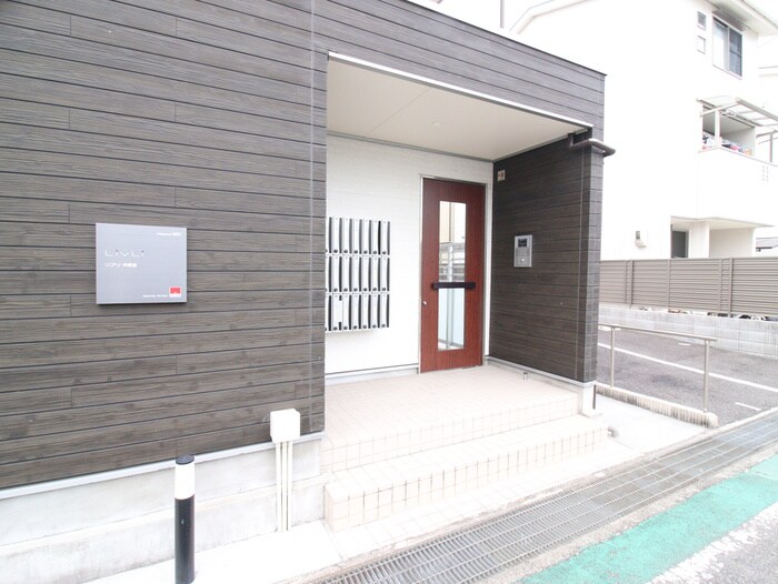 物件外観写真2　(エントランス部分)