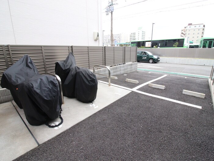 物件外観写真3　(バイク置き場)