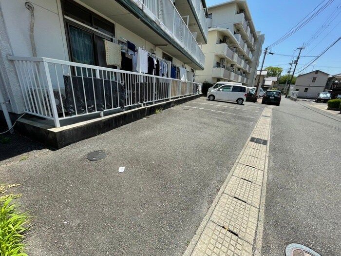 物件外観写真2　(駐車場)