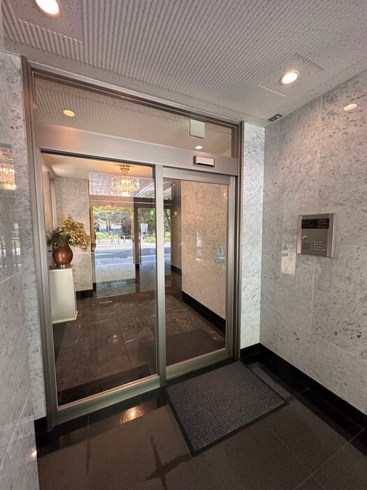 物件外観写真2　(エントランス部分)