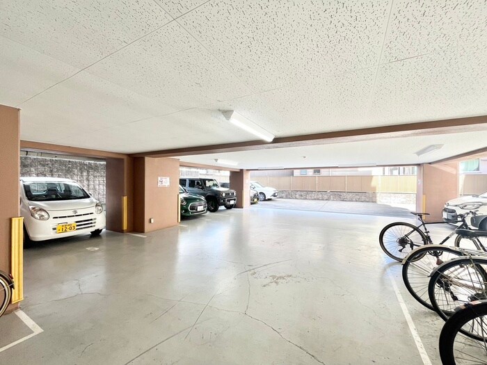 物件外観写真5　(駐車場)