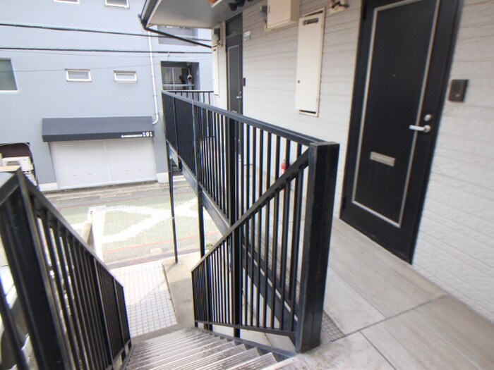 物件外観写真6　(エントランス部分)