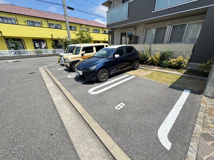 物件外観写真3　(駐車場)