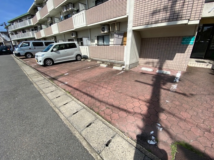 物件外観写真4　(駐車場)
