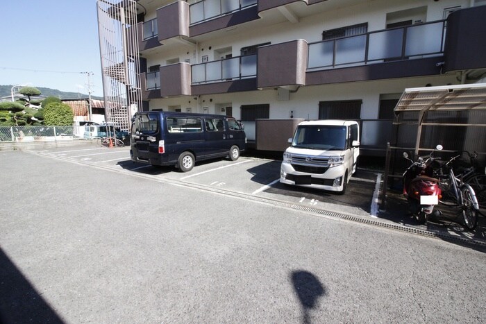 物件外観写真3　(駐車場)