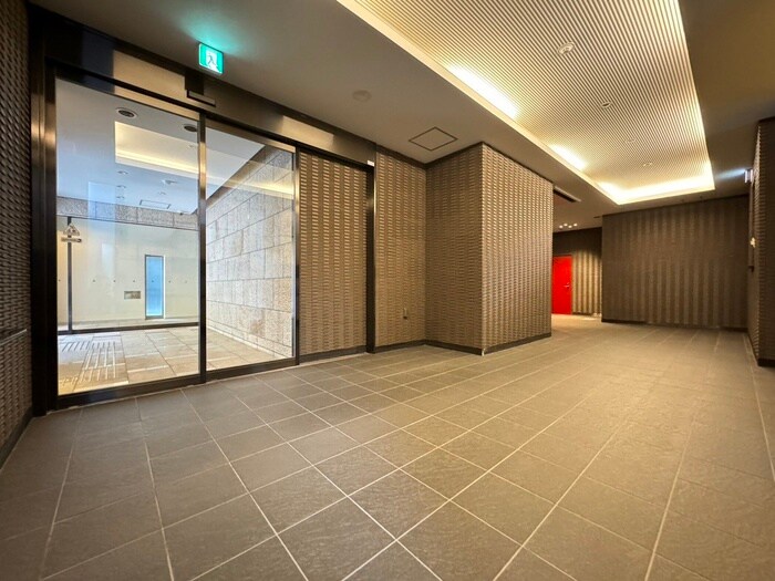 物件外観写真2　(エントランス部分)