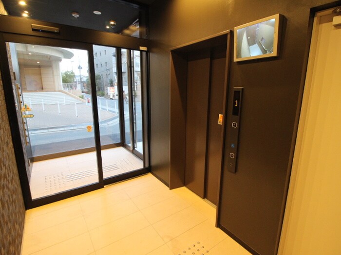 物件外観写真2　(エントランス部分)