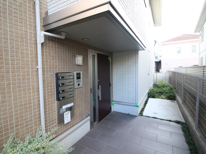 物件外観写真4　(エントランス部分)