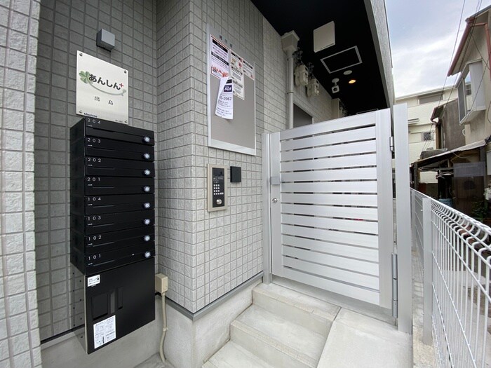 物件外観写真2　(エントランス部分)