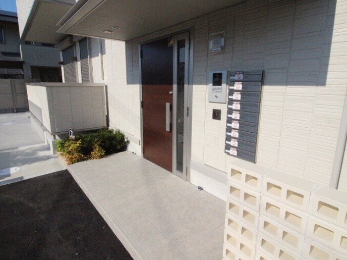 物件外観写真4　(エントランス部分)