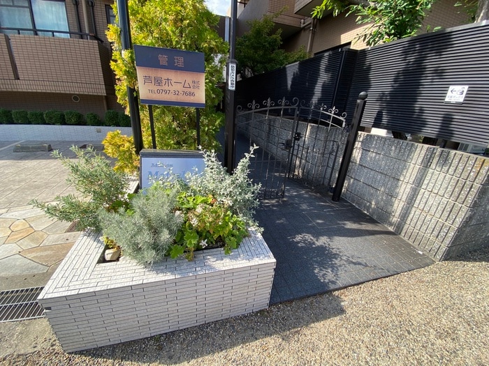 物件外観写真5　(エントランス部分)