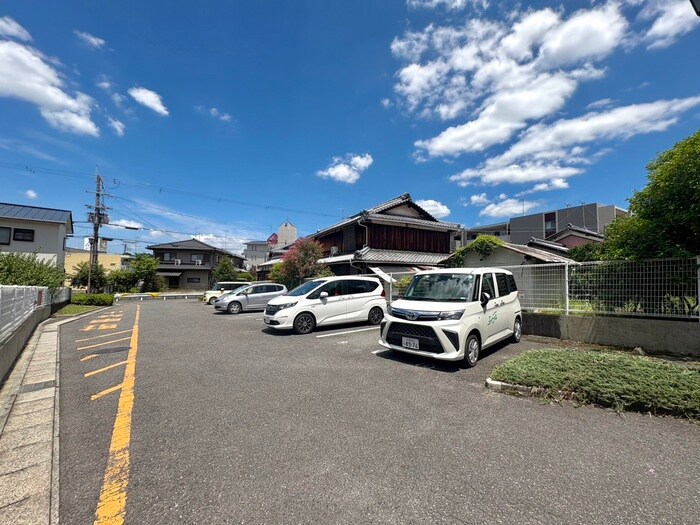物件外観写真2　(駐車場)