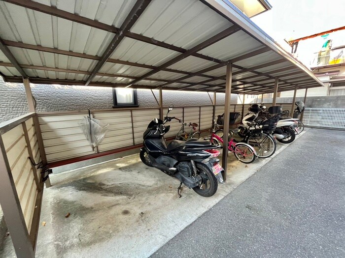 物件外観写真4　(駐輪場)