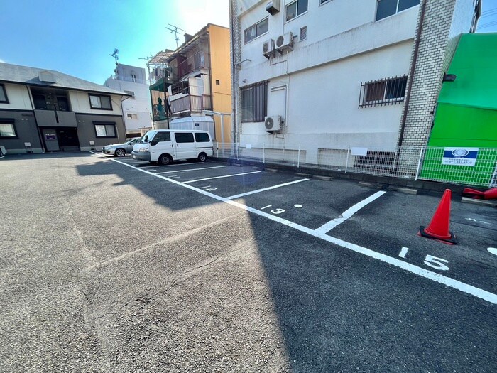 物件外観写真5　(駐車場)