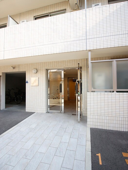 物件外観写真2　(エントランス部分)