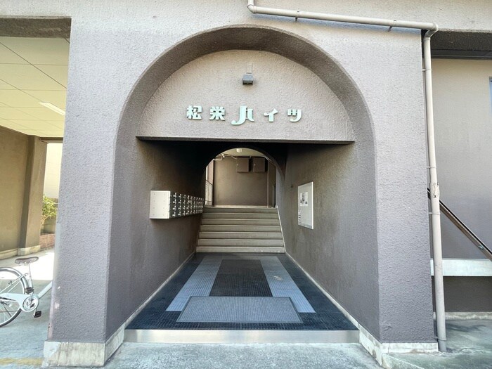 物件外観写真2　(エントランス部分)