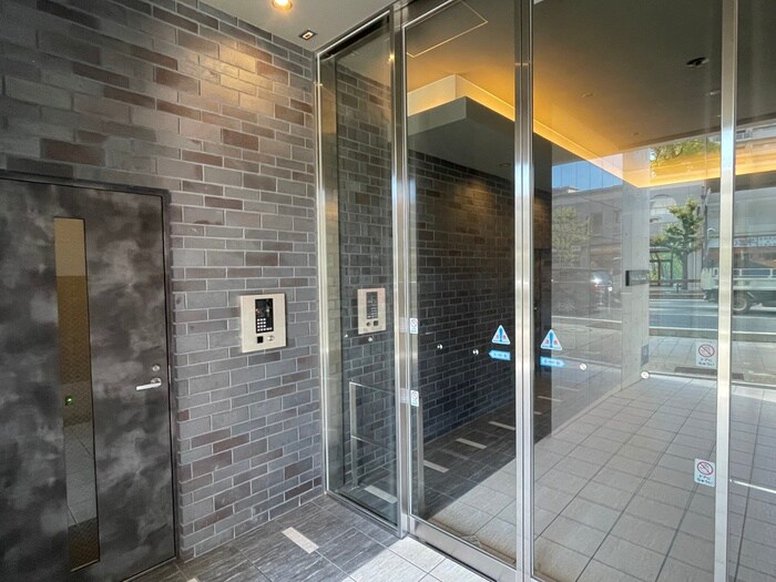 物件外観写真2　(エントランス部分)