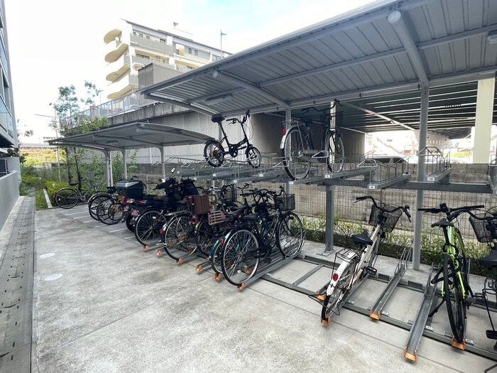 物件外観写真4　(バイク置き場)