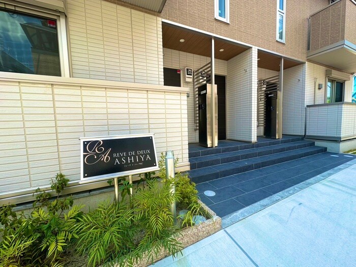 物件外観写真3　(エントランス部分)