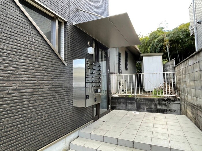 物件外観写真2　(エントランス部分)