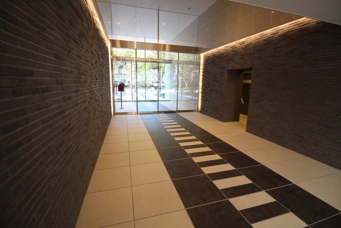 物件外観写真2　(エントランス部分)