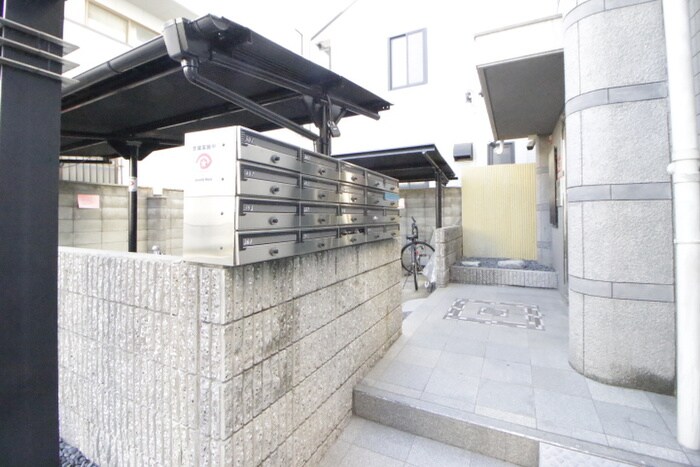 物件外観写真5　(エントランス部分)