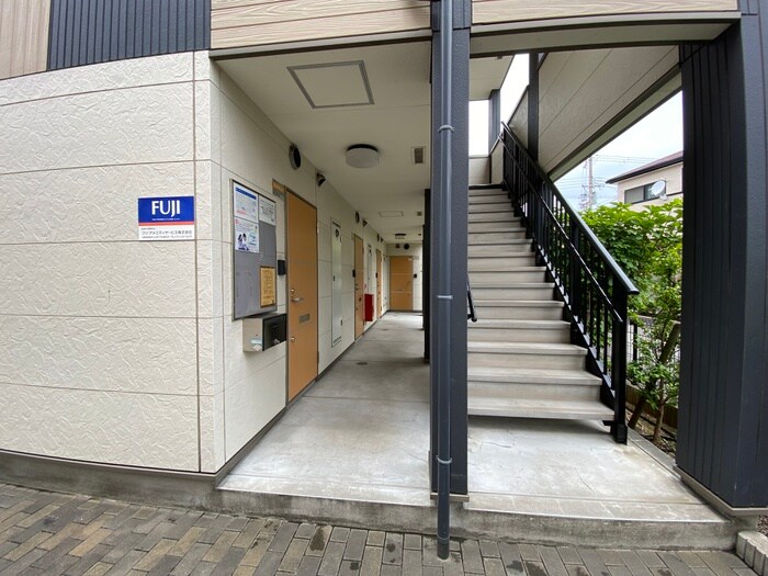 物件外観写真2　(エントランス部分)