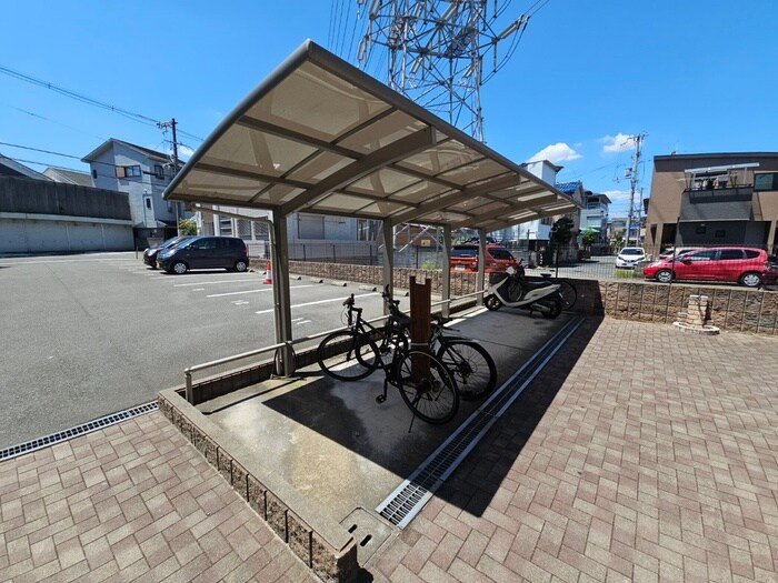 物件外観写真2　(駐輪場)