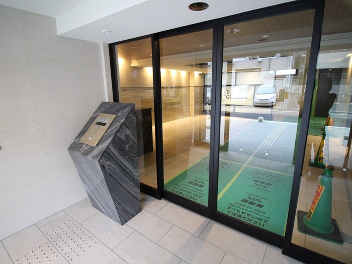 物件外観写真2　(エントランス部分)