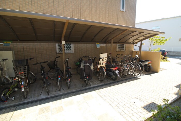 物件外観写真4　(駐輪場)